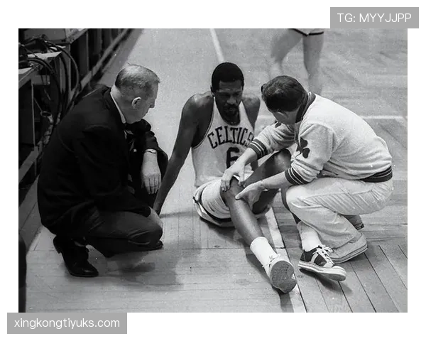 拉塞尔防守篮板效率压制贾巴尔，重塑内线统治力